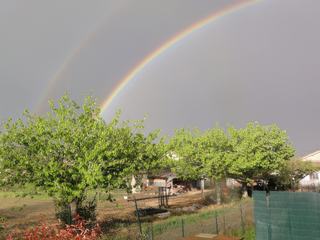 Après la pluie le soleil revient avec un beau double arc en ciel. Photo prise à Dax, Landes.