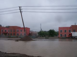 Désolée, j'ai mis du temps à trouver...
Mercredi 29 août 2012, à Harbin (nord de la Chine), grosse tempête matinale... mon ami et moi bravons le vent pour aller en cours. Très rapidement, nous apprenons par nos étudiant-e-s que ce n'est pas l'automne qui arrive mais les restes du Typhon "Bolaven" venu tout droit de Corée ! Voici l'état d'une route en construction...
