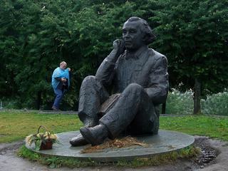 Cette statue de bronze est dédiée à Gustav Ernesaks un compositeur estonien.
Elle  se situe sur ,une colline qui surplombe l'auditorium de chant de Tallinn  où a démarré, en 1988, la ''Révolution chantante'' .
Cette puissante manifestation musicale dirigée contre le pouvoir soviétique,  est un  point départ des événements qui ont mené l’Estonie, la Lettonie et la Lituanie à l’indépendance.

J'ai choisi de conserver ce touriste qui, après l'averse, peut enfin ressortir son appareil photo.