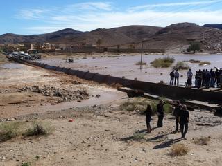 Oued en crue à Touroug (sud du Maroc) le 5 mars 2013.
Suite aux pluies abondantes qui se sont abattues sur la région de Ouarzazate dans la nuit du 4 au 5 mars, nous avons dû traverser plusieurs oueds en crue au cours de notre circuit organisé.
A Tineghir, la route des Gorges de Todra étant coupée, nous n'avons pas pu voir ce site prévu à notre programme.
A Tournoug (photo ci-dessus), nous avons dû attendre 2 heures pour pouvoir passer. L'attente ne nous a pas paru trop longue car elle fut très animée : des camions et des véhicules 4x4 ont affronté le courant malgré l'interdiction des 2 gendarmes présents sur place ... Le chauffeur de notre minibus étant prudent, nous avons traversé l'oued lorsque l'autorisation a été donnée. Nous sommes arrivés aux dunes de Merzouga à temps pour voir le coucher du soleil.