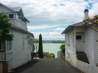 Une allée entre deux maisons traditionnelles de Nouvelle-Zélande, à Auckland