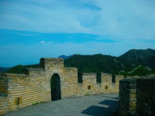 Muraille de Chine - Mutianyu - Juillet 2012 - Porte au centre de la photo et petite fenêtre sur les côtés
