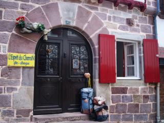 Sur le chemin de Saint Jacques de Compostelle, le pélerin peut faire une halte à Saint-Jean Pied de Port où on lui offrira le gite et le couvert.