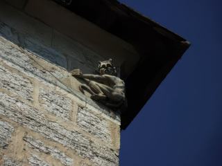 Voici une photo de chez moi ! Plus exactement il s'agit du fameux diable du Pont Valentré qui enjambe le Lot. 

La légende dit que l'architecte avait passé un pacte avec le diable pour que celui-ci l'aide (par tous les moyens) à terminer le pont, cela en contrepartie de son âme. Quand le pont fut presque fini, il demanda au diable de remplir un crible d'eau pour les maçons mais ce fut impossible ! Ainsi le diable voulu se venger. Lorsque les maçons eurent fini la tour centrale, l'angle nord-ouest était abattu et il leur fut impossible d'achever cette tour. 
L'architecte chargé de la restauration immortalisa la légende par un diable tentant d'arracher la pierre du pont mais n'y parvenant pas, ses doigts coincés dans les joints de la pierre...