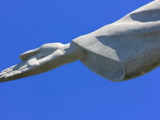 Lors de mon second voyage à Rio de Janeiro au Brésil, j'ai survolé le Corcovado (le Christ rédempteur) en hélicoptère. Après avoir escaladé les 710 mètres qui nous séparent du sol, je me suis incliné devant le Christ et l'ai photographié sous tous les angles. Voici sa main tendue vers vous.
Cette photo symbolique me semble parfaite pour illustrer un gros plan sur un détail.