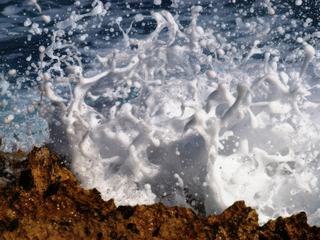 Allez je me lance.... Après fouilles minutieuses, j'ai retrouvé cette photo que j'ai prise en Guadeloupe (Pointe des Châteaux), en novembre 2012. Il s'agit, en gros plan, de l'écume d'une vague qui vient frapper sur les rochers, donnant ce blanc immaculé.