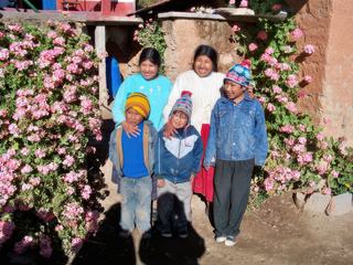 L’accueil chaleureux d'une famille péruvienne (presque au complet) sur l'île d'Amantani, petit bijou posé au milieu du magnifique lac Titicaca. Une bien belle rencontre.
