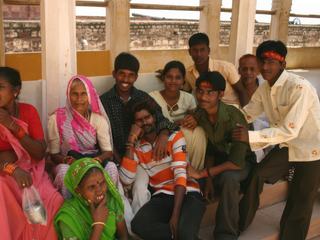 Nous voici dans le Nord de l'Inde dans le Rajasthan. Mon souhait initial était de photographier cette jolie femme. Mais les frères sont arrivés, les parents et les grands parents. Ils voulaient être photographiés tous ensemble. Les Indiens aiment qu'on les photographie, ils se proposent souvent.
Le destin devait savoir que j'allais participer à ce concours.
Cette photo de famille résume bien en mon sens le thème des générations.