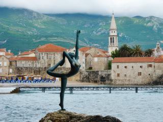 MONTENEGRO : Vue sur la vieille ville de Budva sur la côte Adriatique avec sa "petite sirène" locale en premier plan.