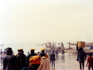La plage de Mbour (Sénégal) est à la fois port de pêche, criée aux poissons et fumoir en plein air.... la photo montre un ciel sans diversité, uniformément gris. Elle traduit la réalité du nuage de fumée enveloppant les lieux.... superbe endroit cependant.
