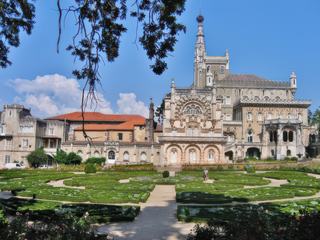 PORTUGAL : Le Palais de Buçaco situé dans la forêt à Luso. Commandé par le Roi Charles, il servit de pavillon de chasse et est maintenant devenu un hôtel de luxe.