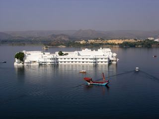Udaipur, le soleil se lève sur le Lake Palace, hôtel de luxe, rappelez-vous James Bond :) dans Octopussy, qui était autrefois un palais d'été sur le lac Pichola.