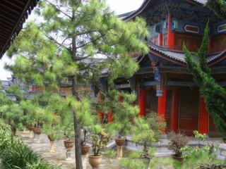 La résidence de la famille MU (18ème siècle) à Lijiang (Yunnan Chine)
La ville de Lijiang figurant au patrimoine de l'humanité, fut reconstruite à la suite du tremblement de terre de 1996.