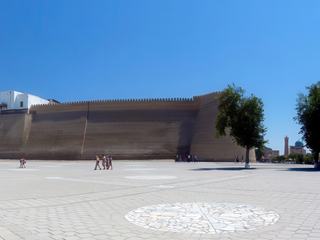 L’Ark, à Boukhara (Ouzbékistan), ne sera sans doute pas le palais le plus finement ciselé du mois… Mais il est un témoignage plutôt impressionnant de la puissance passée des seigneurs d’Asie centrale.

Résidence des émirs de Boukhara, cette cité-forteresse, véritable ville dans la ville, en est la plus vieille structure. Habité du Ve siècle jusqu’à son bombardement par l’armée rouge en 1920, l'ensemble du palais comprenait des jardins, des bâtiments administratifs, des étables, des dépôts, le trésor, l’armurerie, écuries, prisons, une mosquée, échoppes de joailliers, appartements de l'émir, de ses femmes, des membres de sa famille et des esclaves attachés à leur service.

L’intérieur est majoritairement en ruines, suite aux bombardements, et ce qui reste des appartements royaux abrite désormais plusieurs musées. Dans la salle du couronnement, partie la plus ancienne de l’Ark, maintenant dépourvu de toiture, on peut cependant encore admirer le trône - le dernier émir, Alim Khan, y fut couronné en 1910. La jolie petite moquée royale, la mosquée Juma, a été préservée.

A l’extérieur, devant le palais forteresse, s’étend le Registan, place principale de la Bouhhara médiévale, lieu privilégié pour les exécutions (notamment celle célèbre de deux officiers britanniques en 1842, qui durent auparavant creuser leurs propres tombes au son des tambours et des flûtes).

A droite, on aperçoit la mosquée Kalon,  l'une des plus anciennes mais aussi des plus vastes d’Asie centrale, ainsi que le minaret Kalon, symbole de la ville. Haut de 48m, il servait à appeler à la prière mais également, au 17ème siècle, à jeter dans le vide les condamnés à mort. Une autre fonction était de servir de phare pour les caravanes arrivant du désert car un feu était allumé à son sommet chaque nuit.