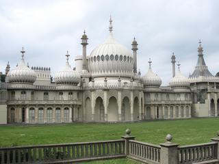 Le Royal Pavilion est une ancienne résidence royale située à Brighton au Royaume-Uni. Construit au début du 19eme siècle, d'architecture extérieure indienne, l'intérieur est élaboré avec une décoration chinoise.