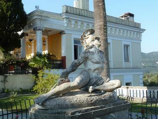 L’Achilleion ou Palais de Sissi se trouve sur l'île de Corfou (Grèce).
L'impératrice Elisabeth d'Autriche qui aimait beaucoup cette île a voulu y faire construire un palais en l'honneur d'Achille, héros homérique qu'elle admirait. C'est maintenant un musée dédié bien sûr à Sissi mais aussi à Guillaume II d'Allemagne qui l'a acheté en 1907.