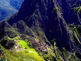 PALAIS ROYAL MACHU PICCHU, Cuzco, Pérou.
Impossible de ne pas être époustouflé par la grandeur et la magnificence de ce palais inca construit il y a plus de six siècles au milieu d'une jungle montagneuse. Réalisé par une civilisation d'une intelligence et d'un souci de la beauté extrêmes, il fait parti de ces lieux à vous en couper le souffle tant par son charisme que l'environnement qui l'entoure.