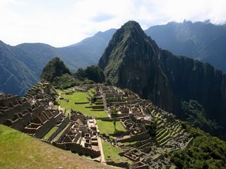 Le site du Machu Picchu aurait été la résidence de l'empereur Pachacutec. 
L'ensemble archéologique du site est divisé en deux secteurs appelés agricoles et urbains où se trouvent les temples, les palais, les entrepôts et des fontaines.
Il a été abandonné à l'arrivée des Espagnols vers 1532, par ses habitants qui ont fuit par peur. Ce lieu est magique, majestueux et surtout mystérieux.