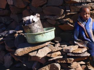 Enfant du Lesotho devant sa hutte en pierre. Photographie prise en août dernier dans le sud du Lesotho au niveau de la Sani Pass.
