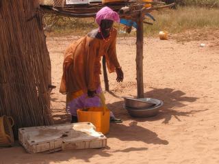 Préparation du repas dans un petit village au Sénégal.