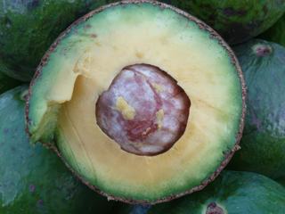 Au marché Gnahi, spécialisé dans les fruits et légumes, Cotonou, au Bénin. J'ai demandé l'autorisation à la vendeuse de prendre la photo..elle m'a regardé bizarrement, se demandant sans doute quel intérêt j’avais à prendre son étal d'avocats en photo! Je lui ai montré le résultat, et elle m'a sourit pour me dire qu'elle n'avait pas l'habitude de les voir comme ça, sous cet angle ;o)