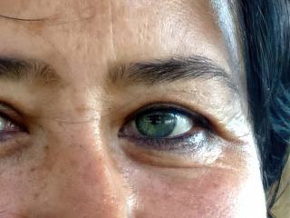 Le regard vert d’une marchande ouzbek sur le marché de Samarkand… Je n’aurais pas pensé rencontrer cette couleur d’yeux en Asie centrale, vraiment !
Et si elle est « citoyenne » ouzbek, je me demande encore quelle est sa « nationalité » ? En effet, en Ouzbékistan aujourd’hui, l’état civil de ses ressortissants mentionne la citoyenneté ouzbek et aussi l’origine ethnique, assimilée à la nationalité. Ainsi, peut-être, cette dame est-elle ouzbékistanaise (comme  on peut dire aussi) ET de nationalité tadjik, russe, kazakh,… ? Je ne sais pas.
Ce pays est un véritable « melting pot », en héritage de son histoire mouvementée, du tracé frontalier décidé par Staline qui ne respectait aucune réalité linguistique ou géographique, et aussi (surtout, peut-être ?) d’une tradition séculaire de tolérance entre ethnies et confessions différentes.