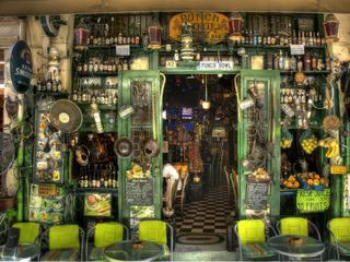 Situé dans le centre de la vielle ville de Réthymnon, le Punch Bowl Bar est un beau petit pub typiquement irlandais !