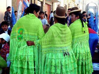 A Arequipa, Pérou, nous tombons un dimanche sur un rassemblement d'ethnies des alentours, dans les rues tout le monde se prépare, c'est un régal pour les yeux !