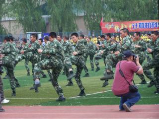 Printemps 2012 : spectacle pour l'ouverture des rencontres sportives d'un institut supérieur privé à Harbin (nord-est de la Chine). Cet établissement se situant face à une école de l'armée, l'invitation des militaires était inévitable... pour le plus grand plaisir des étudiantes ! ;-)