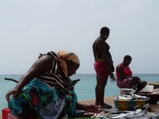 Femmes de pêcheurs, au Cap Vert, nettoyant les poissons frais tout juste ramenés par leurs maris avant de vendre directement sur le ponton