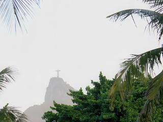 Pour ma part, la couleur verte se trouvera dans la fôret tropicale de Rio de Janeiro, Brésil.
En second plan, on peut apercevoir le Corcovado, perdu dans la végétation, alors que lui même domine la ville, tout en observant les arrivées maritimes. 
Le Corcovado ou Christ Rédempteur a été construite par un sculpteur Français Paul Landowski. La construction a commencé en 1926 pour se terminer en 1931.
Elle pèse 1145 tonnes, mesure plus de 40m avec son socle.