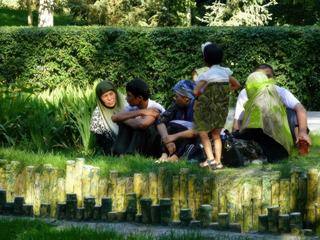 Dans les grandes villes de Chine, ici Urumchi capitale de la Région autonome ouïghoure du Xinjiang, les gens aiment « se mettre au vert », pour éviter de broyer du noir, dans leur logement souvent exigu.
Dans ces « verts paradis » que sont les parcs du peuple », les jardiniers ont incontestablement la main verte, laissant leurs empreintes un peu partout.