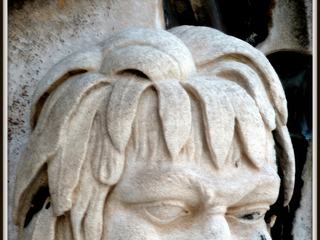 Classique, très, très classique, cette gargouille, n'est-ce-pas ? Malgré ce, je l'aime bien, avec son allure joufflue, bonhomme, son nez piqueté, son air presque borgne à force de salissures et pollution. Elle vient du "Duomo" de Milan, l'une des plus grandes églises du monde, et elle a en permanence une vue splendide sur les terrasses de la cathédrale, sa superbe collection de flèches. Peut-être fait-elle maintenant partie des 135 gargouilles qui sont à adopter par des mécènes pour financer la sauvegarde de ce patrimoine, précieux pour la capitale lombarde ? A vot' bon cœur M'sieurs Dames...