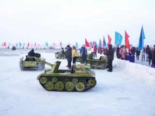 A Harbin (ex-Mandchourie, Chine), le fleuve Songhua devient une aire de jeux en hiver. Vous pouvez patiner, glisser sur un toboggan en glace ou en neige, vous promener en calèche... et faire des tours en tanks. Un jeu "patriotique" qui émerveille petits et grands... On sent comme une "nostalgie" pour la guerre sino-japonaise...