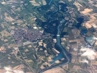 Vu le nombre de superbes photos postées, j'ai décidé de montrer dame nature sous un autre angle. 
Quand j'étais petit et que je croyais que le père noël habitait dans les nuages, je rêvais de pouvoir y aller. Je pensais qu'il y avait toutes sortes de personnes à y rencontrer. 
Chaque voyage qui me fait prendre l'avion, me fait vivre ce rêve. Je suis émerveillé par les paysages de la nature et me dis qu'il doit bien avoir des gens qui vivent en bas, sur cette terre...