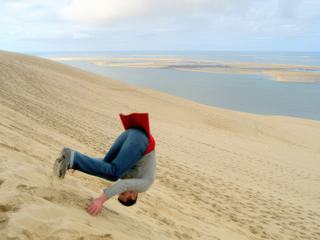 Descente "sens dessus dessous" de ce monument naturel d'exception, toujours en mouvement et dont les repères sont sans cesse bouleversés : la dune du Pilat.
Excusez la qualité qui n'est pas au top : il s'agit d'une photo ancienne pour moi, et qui aurait peut-être mérité un cadrage meilleur, le "culbuto" ne m'en a pas laissé le temps !