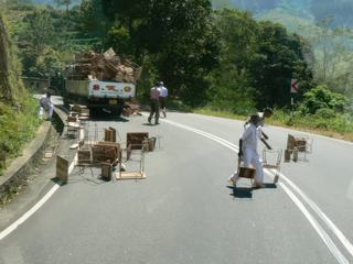 Sri-Lanka 2010.
Un camion rempli de chaises entassées pêle-mêle sur lesquelles sont assis des jeunes gens nous double sur une route de montagne. Ces jeunes nous font des grands signes amicaux.
Nous les rattrapons quelques virages plus loin pour découvrir ce chargement brinquebalant renversé sur la chaussée. Les chaises et les garçons se sont retrouvés chamboulés, sens dessus dessous mais sans trop de dégâts ni blessures importantes. Tout juste un peu sonnés et hébétés.
Au vu de cette pagaille, notre sens affectif s’en est trouvé perturbé.
Quelques photos complémentaires de cette scène dans le forum.