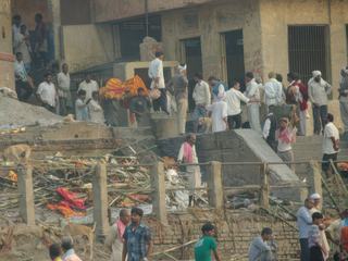 L'Inde ! Un pays qui chamboule nos repères culturels, qui nous met sens dessus, dessous ... Ici, sur les bords du Gange, dans une lueur glauque, une scène de crémation, le corps est transporté dans un linceul orange et va être brûlé. 
Pendant ce temps, certains s'affairent à leurs ablutions ou font leur lessive dans un fleuve hyper pollué, où il y flotte tous les détritus que l'on peut imaginer. On ne peut rester indifférent.
Photo prise en octobre 2011, très tôt le matin, avant le lever du soleil.
