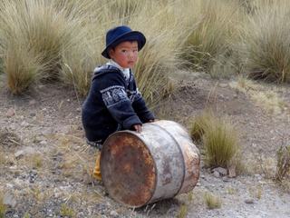 PEROU - Il n'était pas peu fier ce charmant muchacho d'origine indienne de nous montrer SON jouet, sans doute peu disposé à le partager.
Nous l'avons rencontré lors du passage d'un col (alt:4900m) de l'Altiplano pendant que sa maman en bord de route proposait de l'artisanat péruvien.