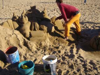 Qui, enfant, n'a jamais construit de châteaux de sable sur la plage ? 
Aujourd'hui, cette distraction n'est plus réservée aux enfants ! Concours de statuts en sable sur la plage de Barcelone, 2010