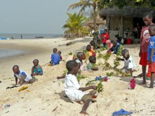Janvier 2009 - Ile de Karabanne Basse Casamance - Sénégal
Une petite blondinette se met à faire un château de sable. Puis c'est la sortie de l'école à proximité de la plage, et la tous les enfants sénégalais se mettent à jouer avec elle. Moment de pur bonheur de voir ces enfants jouer ensemble sans appréhension de la couleur de peau de l'autre.
Ce qui est assez drôle ce que traditionnellement les enfants sénégalais ne jouent pas à faire des constructions de sable, le charme de la petite Louise à du opérer !