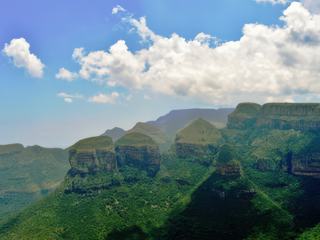 AFRIQUE du SUD : les trois Rondavels, 3 massifs montagneux à l'allure de "cases africaines", panorama mythique du Mpumalanga dans l'est du Transvaal et situé dans la partie nord de la chaîne de montagne des Drakensberg.