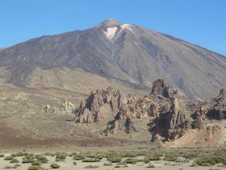 Le Teide, en espagnol Pico del Teide, qui domine de ses 3715 m l'île de Tenerife (Iles Canaries) est le plus haut sommet de l'Espagne.
Cette montagne volcanique est née il y a 500 000 ans et sa dernière éruption date de 1909.
J'ai pris cette photo de la caldeira de las Cañadas qui a servi de décor aux tournages de nombreux films, en particulier des westerns.