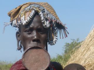 Femme de la tribu "Mursi" dans la vallée de Lomo en Ethiopie.
Le plateau est un critère de beauté et son diamètre un élément d'appréciation de la dot.
Vit-elle dans notre monde ou sur une autre planète?
J'ai tiré cette photo de mon carnet de voyage de décembre dernier.