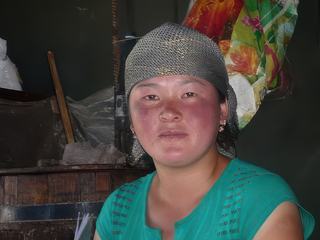 Août 2011 . Contrairement à mes habitudes, je ne voyage pas seul cette année là. Ma fille m'accompagne...Et toujours à vélo .
Après quelques jours d'échauffement autour du lac Isyk kol, nous décidons de nous rendre au lac d'altitude du Song Kol.
Ce lac situé à plus de 3000 mètres d'altitude dans le massif des Tian Shan se classe parmi les plus beaux sites du Kirghizistan.
Il nous faudra deux jours coupés de toute civilisation pour y parvenir.
Situé dans une cuvette aux pentes douces, de 60 km de long et 30 km de large, entourée de crêtes montagneuses, dont les plus hauts sommets dépassent 4000 m, il reste glacé et couvert de neige 150 jours par an. 
Le lac n'est accessible que par des cols en terre et pierre, ouverts de juin à septembre.  
Tout autour, les bergers et leur famille, passent les mois d'été sur les pâturages entourant le lac. Logeant sous les traditionnelles yourtes, ils vivent ainsi au rythme de leur troupeau.  La yourte est une demeure traditionnelle des peuples nomades de l’Asie Centrale, y compris les Kirghiz. 
L'hiver, ils retournent vivre dans leur village en dur, situé dans la vallée.
Nous passons un bon moment de l'après midi, chez cette famille de bergers Kirghiz. 
Sur la photo, cette jeune femme note sur son carnet , l'adresse de mon site pour  qu'elle puisse découvrir sur internet, quand l'hiver sera venu, les clichés que j'ai pris d'elle et de sa famille.