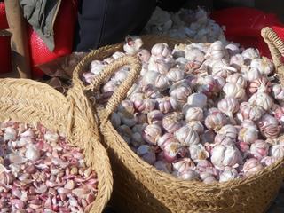 Le marchand de l'ail au souk hebdomadaire
de la ville de Khemisset - Maroc