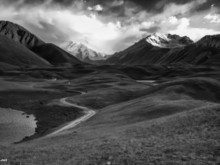 Au détour d'un sentier bordant les lacs de Tupar Köl, au pieds du pic Lenine (7134m) au Kirghizstan.