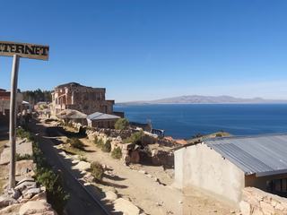 Isla Del Sol - Lac Titicaca (Bolivie)
Après avoir marché duremement sur un ancien sentier Inca qui relie le sud au nord de l'Île du Soleil sur une douzaine de kilomètres entre 3800 et 4200m d'altitude, nous aurions souhaité en arrivant au village de Yumani au bout de notre effort, trouver un panneau nous indiquant où nous désaltérer, mais tel ne fut pas exactement le cas.