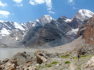 Dernier petit détour au bout de ce sentier qui devient de plus en plus ténu, à 3 500 m de haut. Là, on a le choix entre grimper plus, et ça devient de l'alpinisme, plonger dans le lac (hou la là !), ou bien... redescendre, ce que nous ferons ! C'était au bord du lac Mutnoye ("lac trouble"), Tadjikistan.