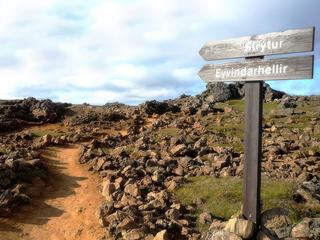 Islande, août 2012.
 Au détour d'un sentier, j'aperçois une maison traditionnelle du pays. Celle-ci est à moitié enterrée, afin d’isoler au mieux ses habitants du climat venteux et rude, tout en les laissant en communion totale avec la nature. Parfois, certaines ont un  toit  entièrement recouvert de gazon.
